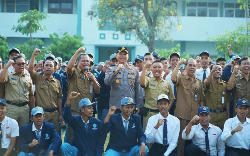 UPACARA BENDERA KAPOLRES MOJOKERTO KOTA BERSAMA SMKN 1 MOJOKERTO